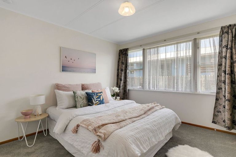 Photo of property in 98 Driver Crescent, Cannons Creek, Porirua, 5024