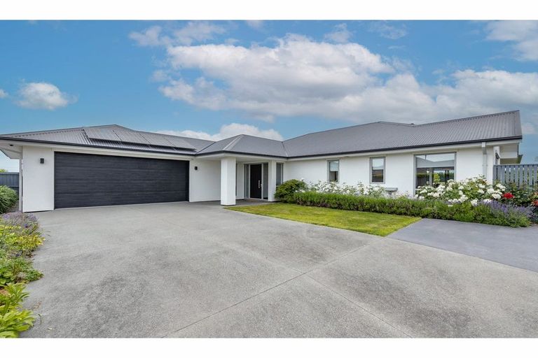 Photo of property in 19 Walnut Way, Rangiora, 7400