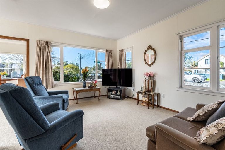 Photo of property in 52 Old Lake Road, Narrow Neck, Auckland, 0624