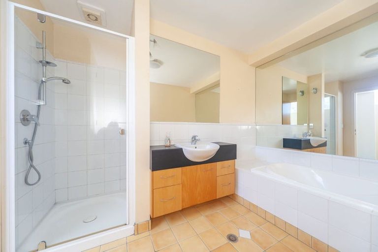 Photo of property in Endeavour Apartments, 8/125 Thorndon Quay, Pipitea, Wellington, 6011