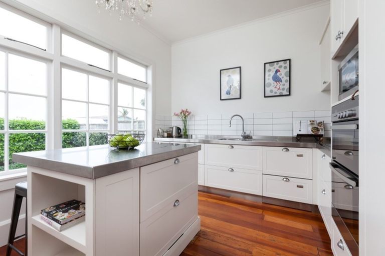 Photo of property in 87 Pendarves Street, New Plymouth, 4310