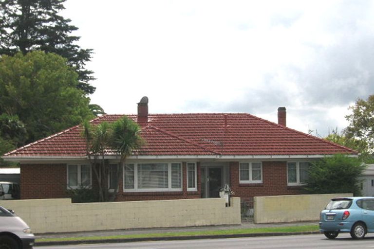 Photo of property in 3135 Great North Road, New Lynn, Auckland, 0600