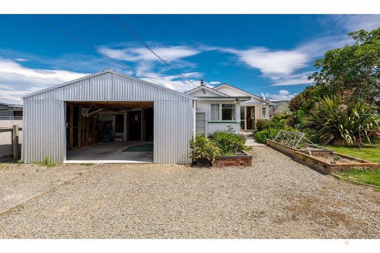 Photo of property in 17 Rugby Street, Waimate, 7924