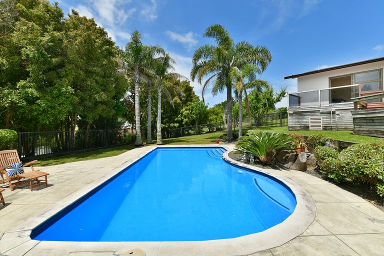 Photo of property in 77 Matija Place, Red Beach, 0932