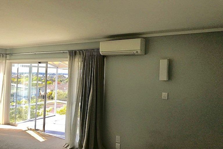 Photo of property in 1/1 Kaihu Street, Northcote, Auckland, 0627