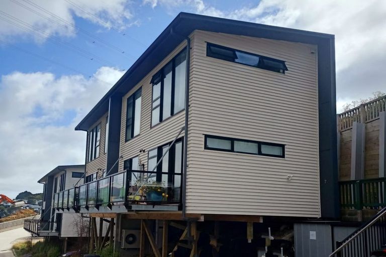 Photo of property in 7 Ara Patukawenga, Tawa, Wellington, 5028