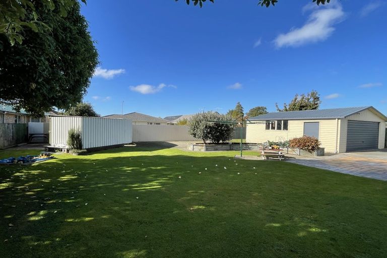 Photo of property in 22 Lambeth Crescent, Northcote, Christchurch, 8052