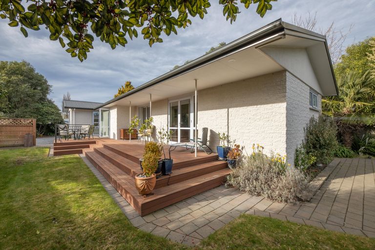 Photo of property in 393 Sawyers Arms Road, Harewood, Christchurch, 8051