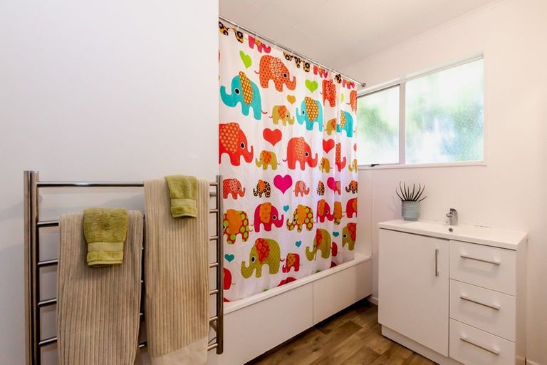 Photo of property in 17 Eruini Street, Waikanae Beach, Waikanae, 5036