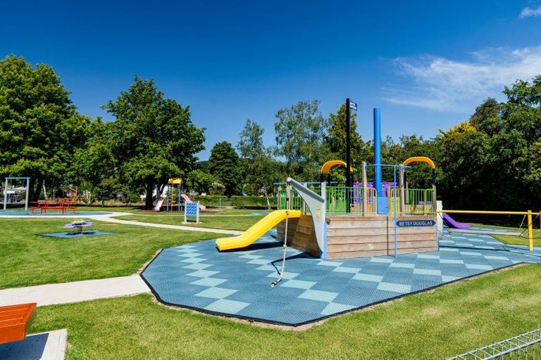 Photo of property in 10 Kilgour Street, Waihola, Milton, 9073