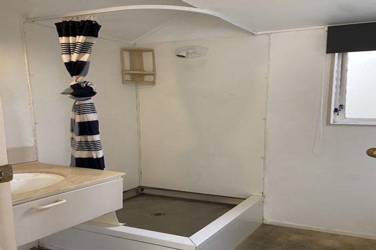 Photo of property in 2 Marendellas Drive, Bucklands Beach, Auckland, 2014