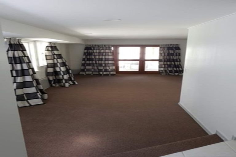 Photo of property in 10 Chamberlain Road, Massey, Auckland, 0614