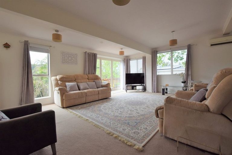 Photo of property in 21 Grassmere Road, Henderson Valley, Auckland, 0612