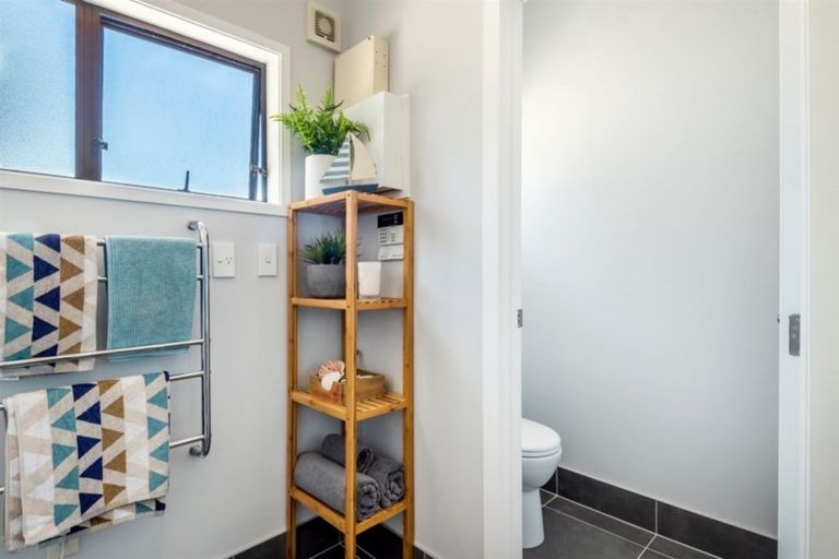 Photo of property in 1/5 Phillipa Place, Browns Bay, Auckland, 0630