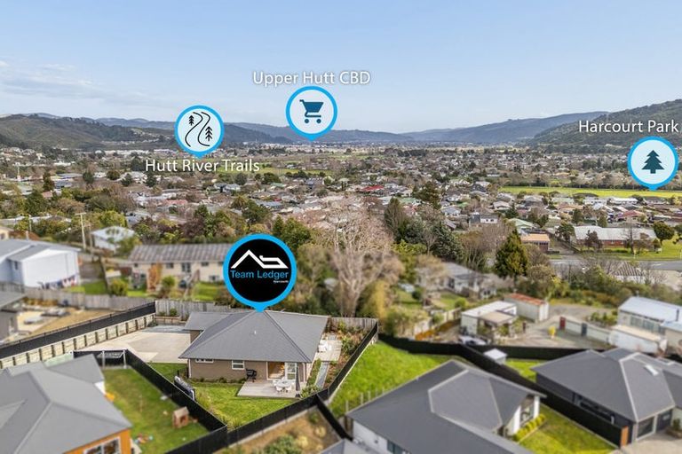 Photo of property in 15 Rewarewa Way, Timberlea, Upper Hutt, 5018