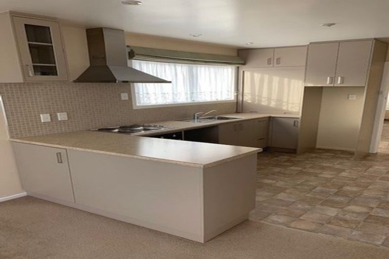 Photo of property in 17 Davidson Crescent, Hornby, Christchurch, 8042