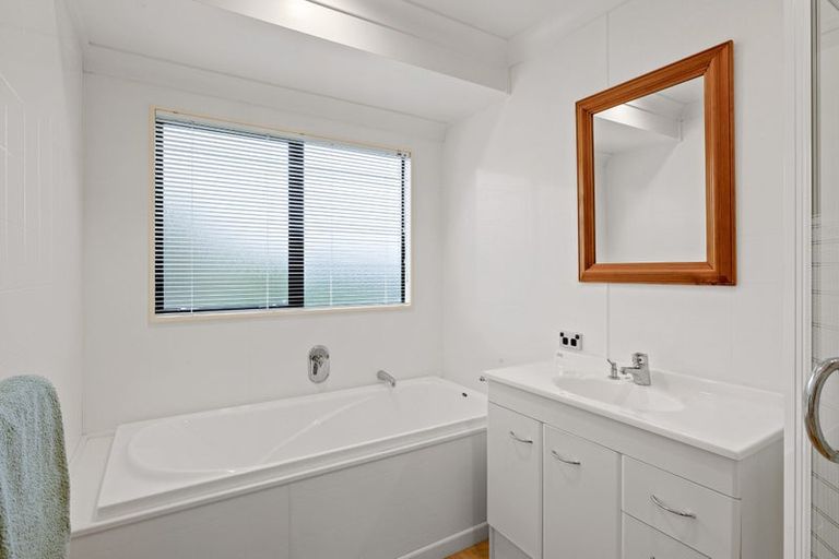 Photo of property in 10 Larsen Place, Merrilands, New Plymouth, 4312
