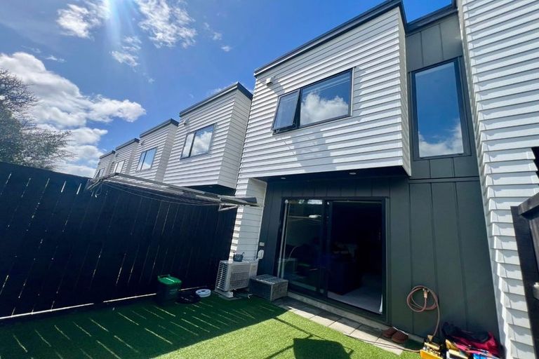 Photo of property in 4/8 Valron Road, Te Atatu South, Auckland, 0602