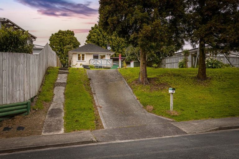 Photo of property in 15 Paton Avenue, Te Atatu South, Auckland, 0610