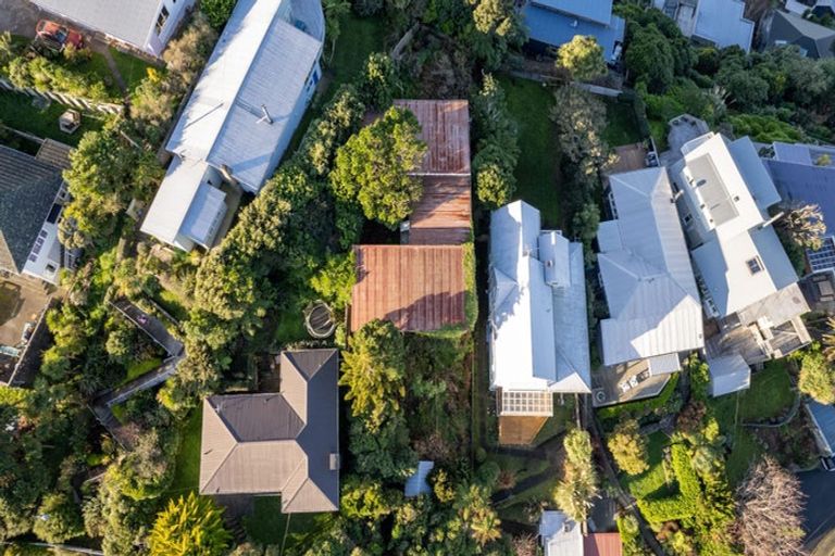 Photo of property in 174 Nevay Road, Karaka Bays, Wellington, 6022