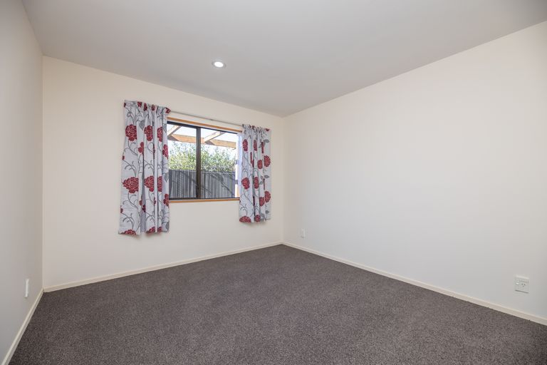 Photo of property in 2a Wainoni Road, Wainoni, Christchurch, 8061