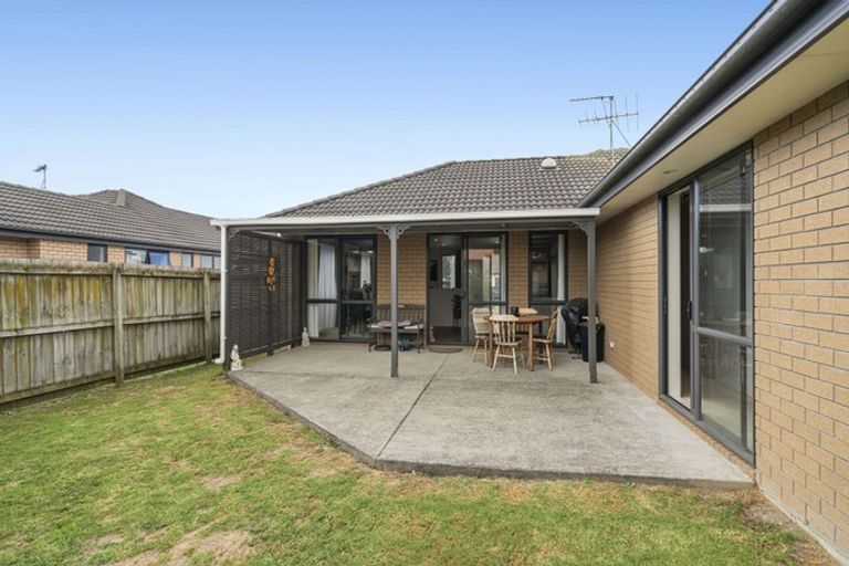 Photo of property in 16 Breaker Grove, Waiuku, 2123
