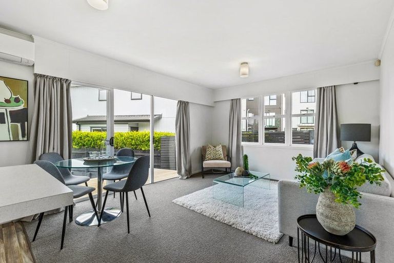 Photo of property in 2/111 Hobsonville Road, West Harbour, Auckland, 0618