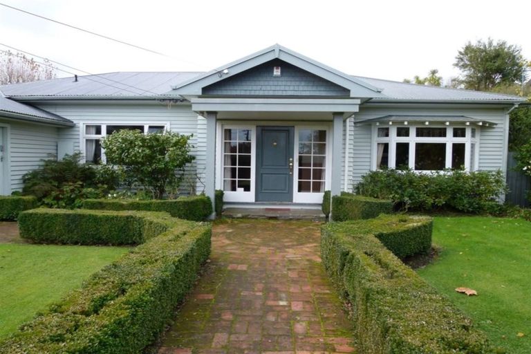 Photo of property in 17 Saint Andrews Square, Strowan, Christchurch, 8052