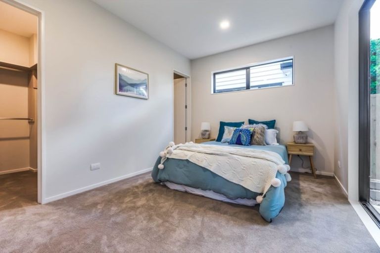 Photo of property in 1 Ti Kouka Place, Te Atatu Peninsula, Auckland, 0610