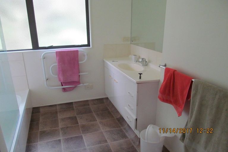 Photo of property in 12a Wicklam Lane, Greenhithe, Auckland, 0632