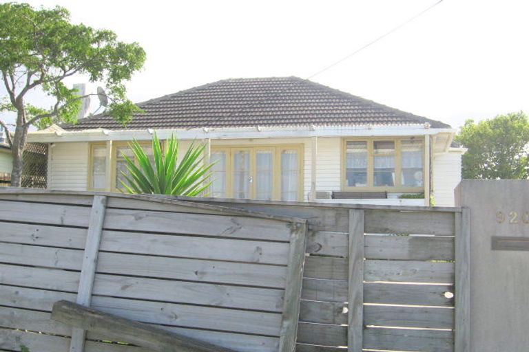 Photo of property in 2/920 East Coast Road, Northcross, Auckland, 0630