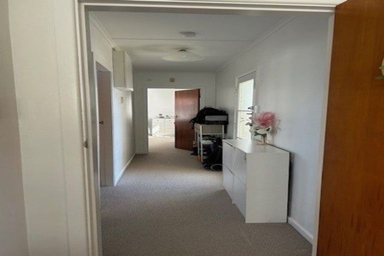 Photo of property in 18 Saulbrey Grove, Woburn, Lower Hutt, 5010