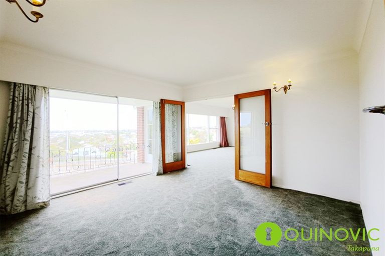 Photo of property in 520 Glenfield Road, Glenfield, Auckland, 0629