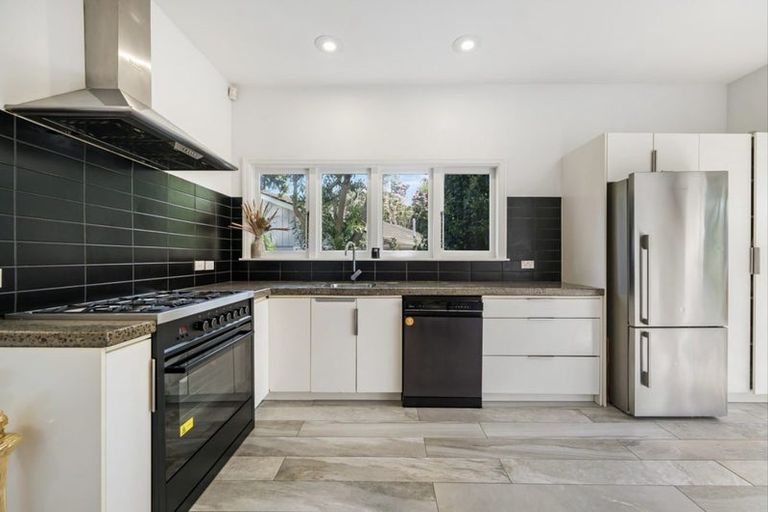 Photo of property in 98 Millbrook Road, Sunnyvale, Auckland, 0612