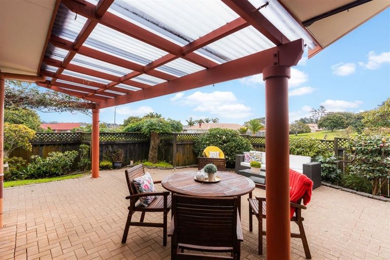 Photo of property in 14 West Fairway, Golflands, Auckland, 2013