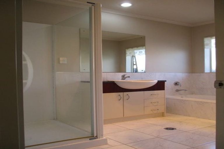 Photo of property in 12 Ballydonegan Rise, East Tamaki, Auckland, 2013