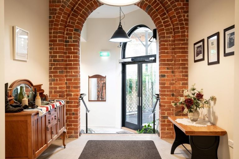 Photo of property in 2/5 Jetty Street, Dunedin Central, Dunedin, 9016