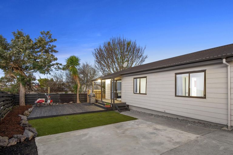 Photo of property in 2/72 Hyperion Drive, Randwick Park, Auckland, 2105