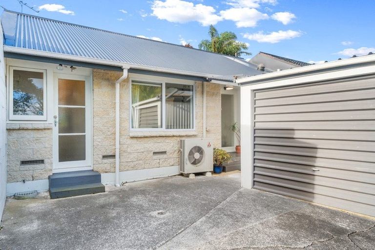 Photo of property in 2/40 James Evans Drive, Northcote, Auckland, 0627