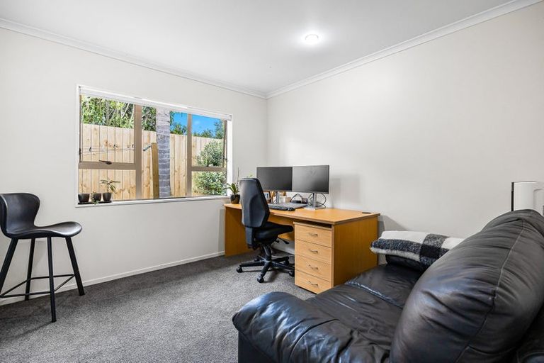 Photo of property in 30 Vermeer Place, West Harbour, Auckland, 0618