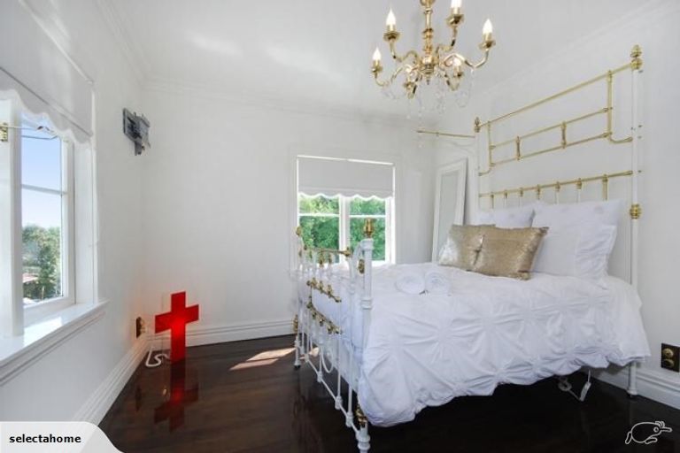 Photo of property in 18 Nikau Street, Eastbourne, Lower Hutt, 5013