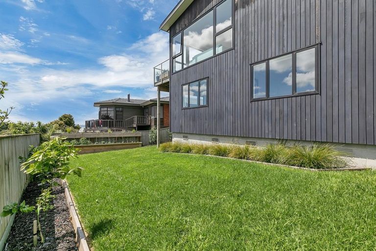 Photo of property in 29 Bernleigh Terrace, West Harbour, Auckland, 0618