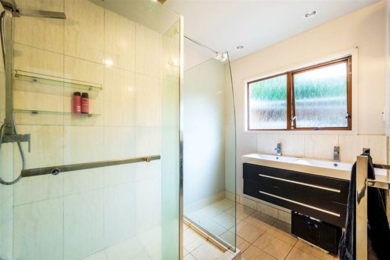 Photo of property in 2/43 Ravenwood Drive, Forrest Hill, Auckland, 0620