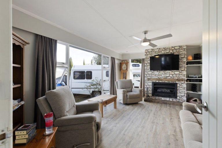 Photo of property in 8 Wairau Place, Kelvin Grove, Palmerston North, 4414