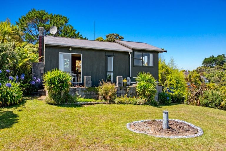 Photo of property in 11 Te Ahuahu Road, Piha, New Lynn, 0772
