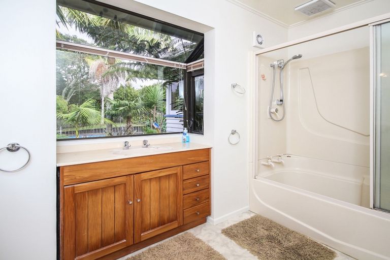 Photo of property in 1 Crystal Avenue, Glendene, Auckland, 0602
