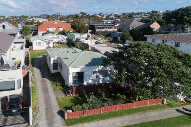 Photo of property in 20 The Esplanade, Eastern Beach, Auckland, 2012