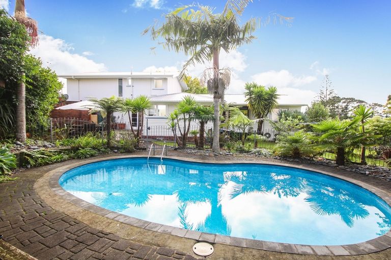 Photo of property in 1 Crystal Avenue, Glendene, Auckland, 0602