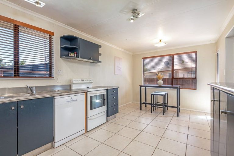 Photo of property in 12 Hillcrest Drive, Kelvin Grove, Palmerston North, 4414