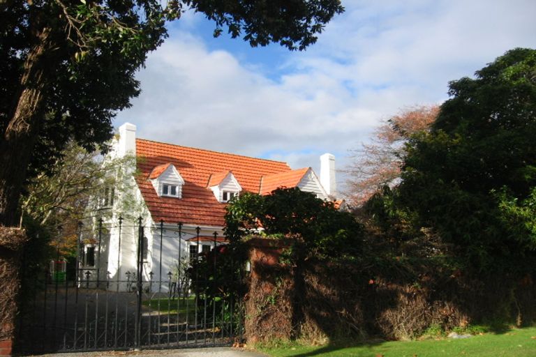 Photo of property in 42 Ludlam Crescent, Woburn, Lower Hutt, 5010